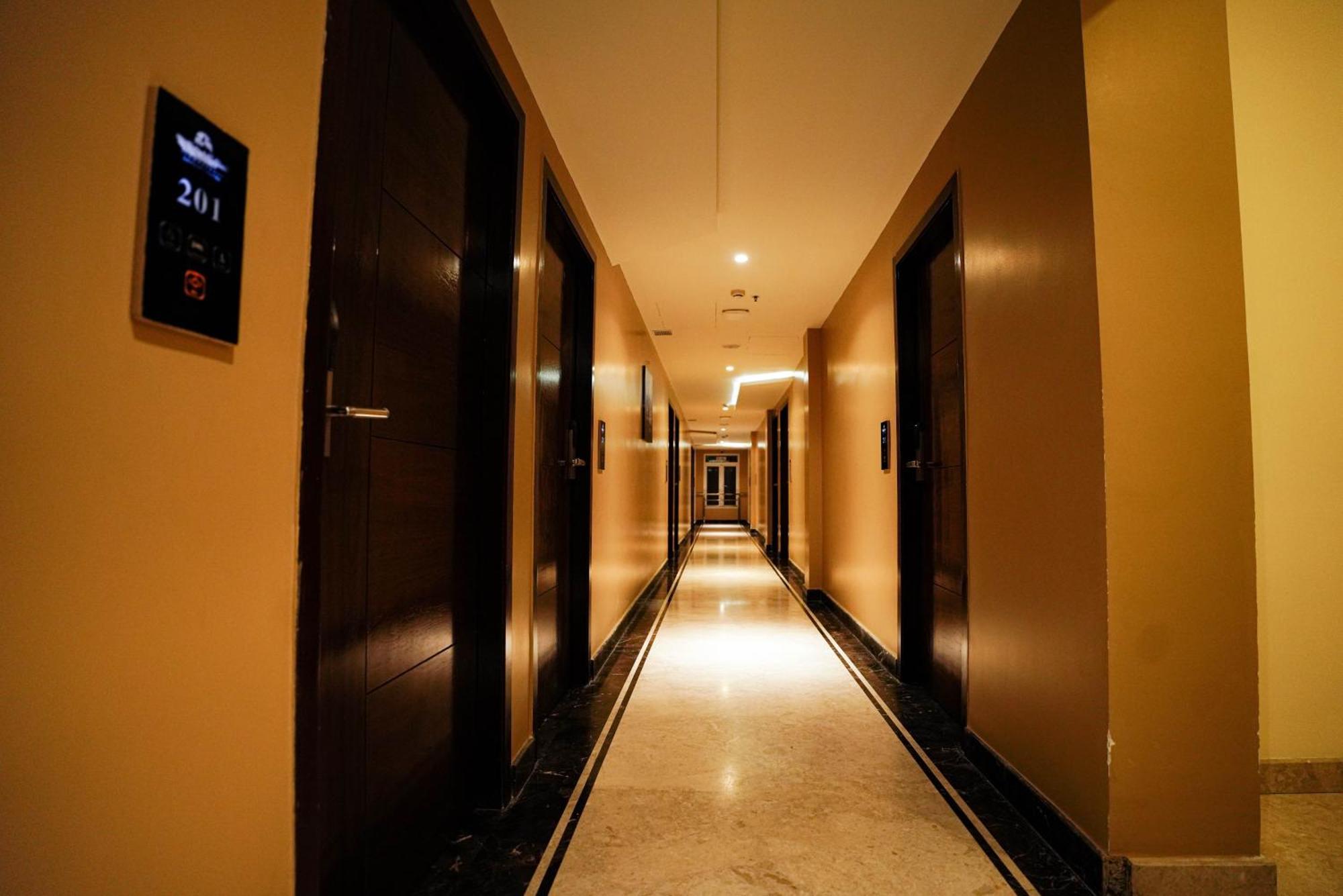 Cliff Embassy Banquet And Suites Shimoga Exterior foto
