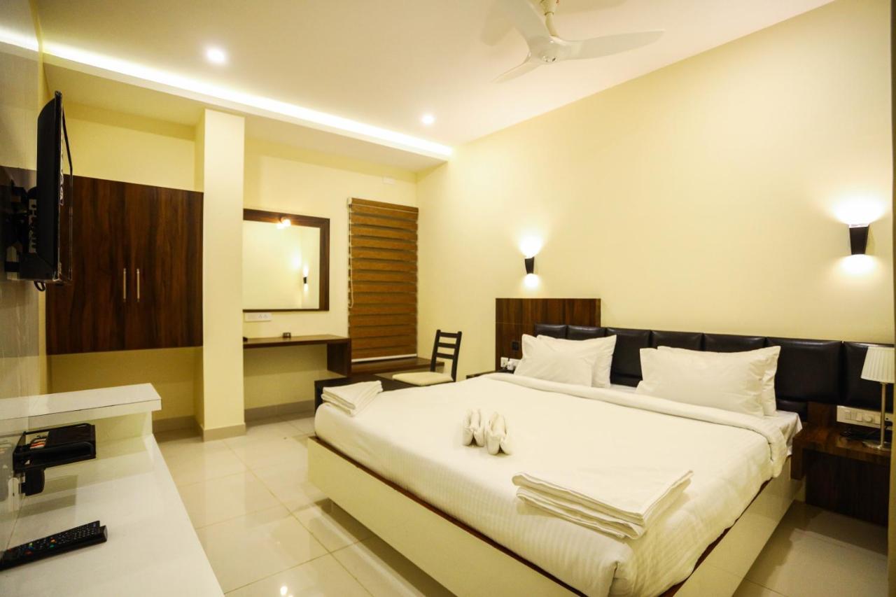 Cliff Embassy Banquet And Suites Shimoga Exterior foto