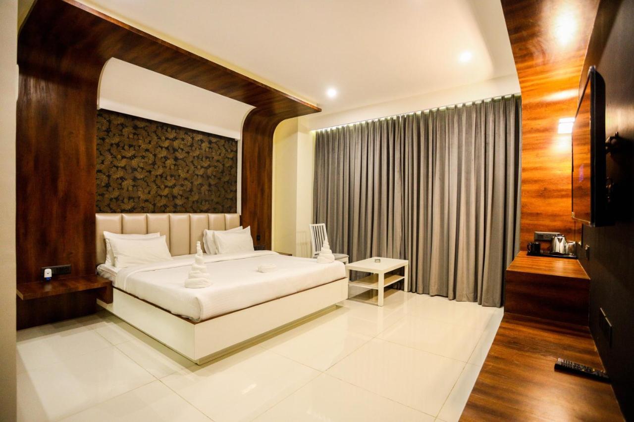 Cliff Embassy Banquet And Suites Shimoga Exterior foto