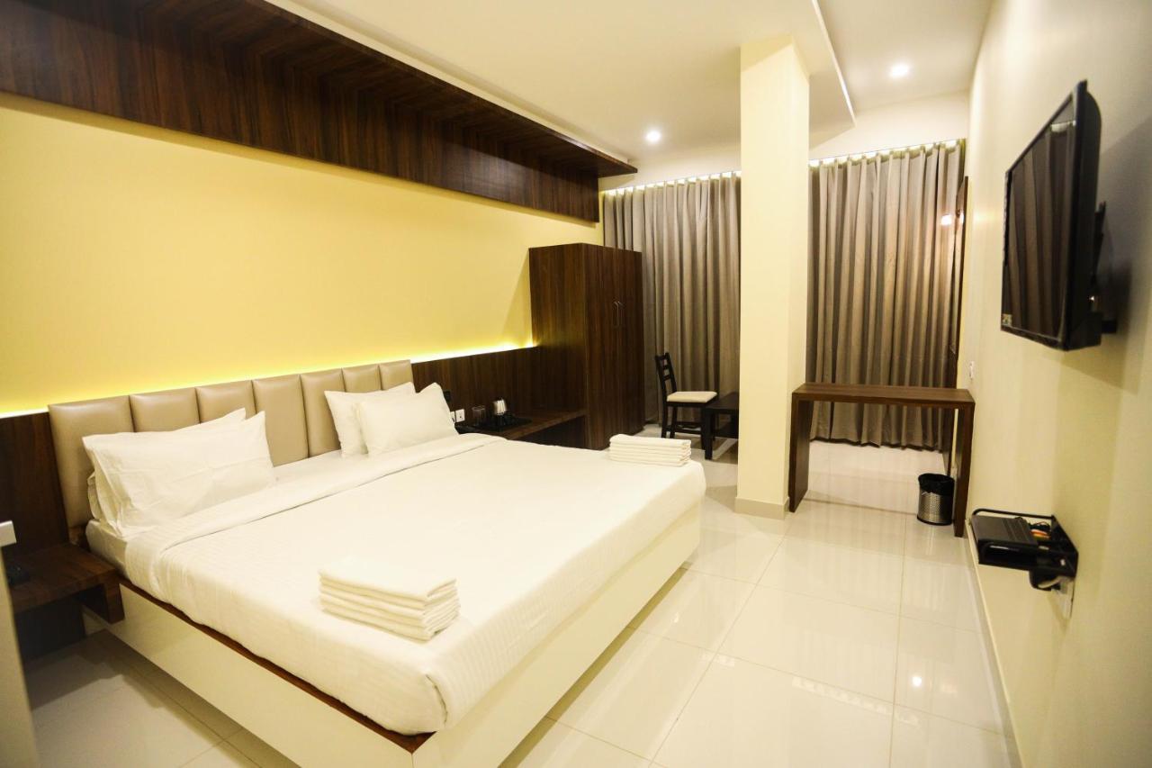Cliff Embassy Banquet And Suites Shimoga Exterior foto