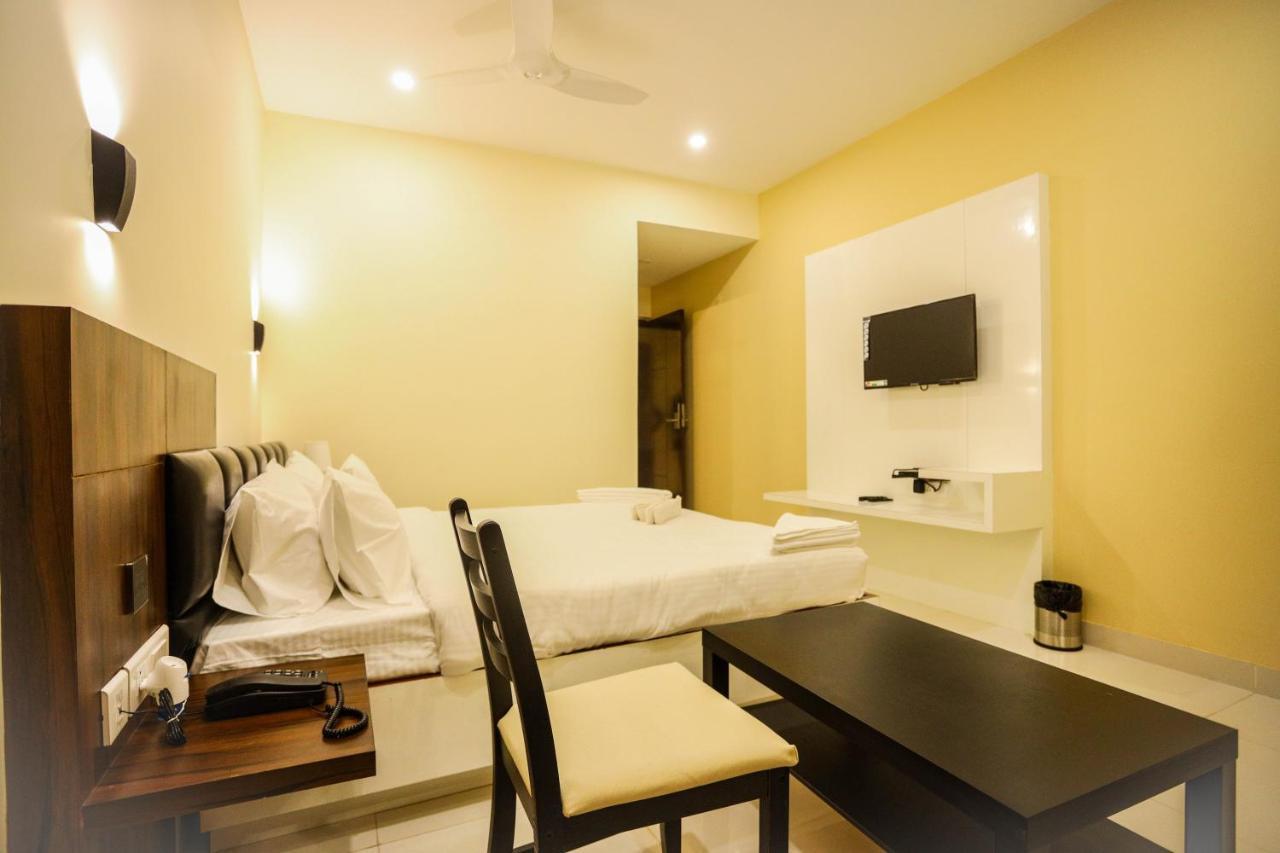 Cliff Embassy Banquet And Suites Shimoga Exterior foto