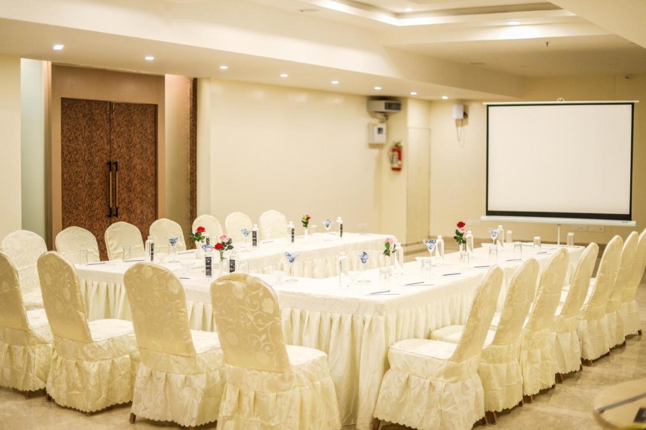 Cliff Embassy Banquet And Suites Shimoga Exterior foto
