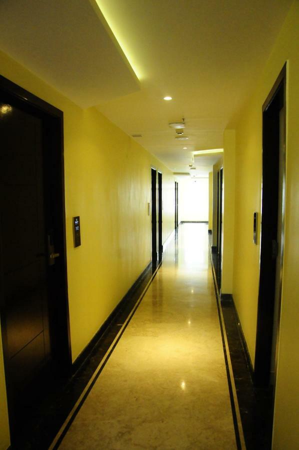 Cliff Embassy Banquet And Suites Shimoga Exterior foto